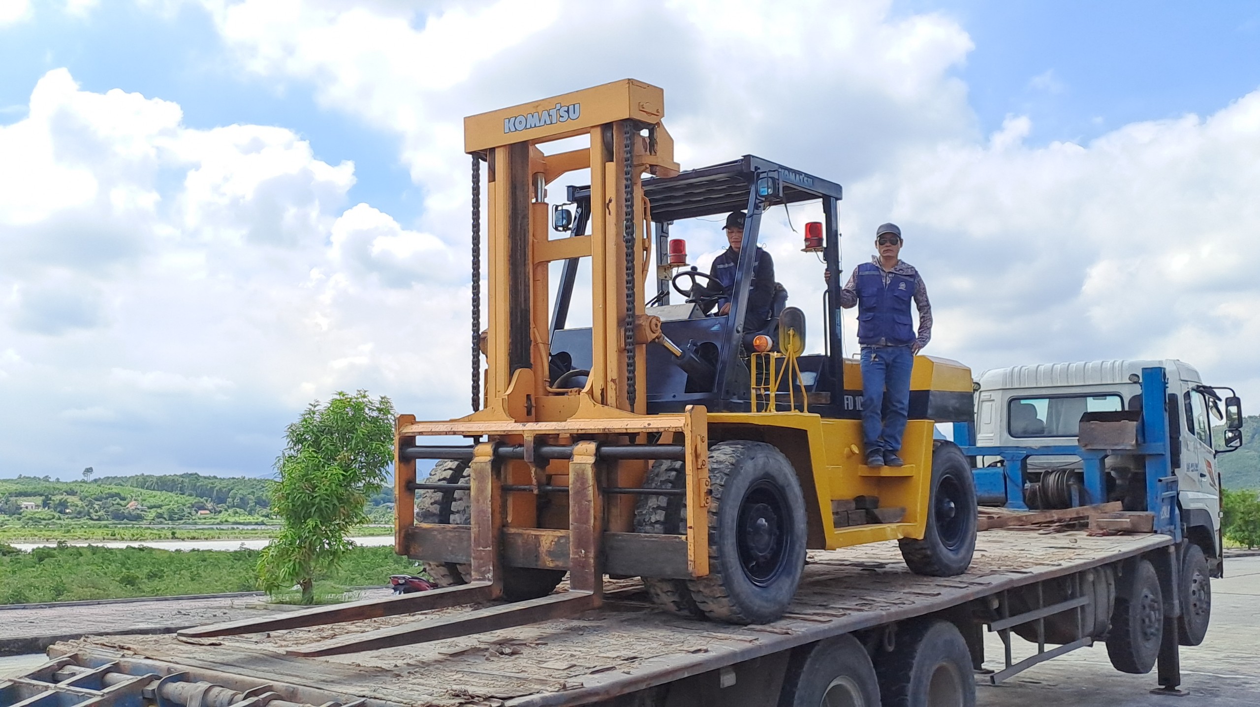 Cho thuê xe nâng tại khu công nghiệp Hoành Bồ.