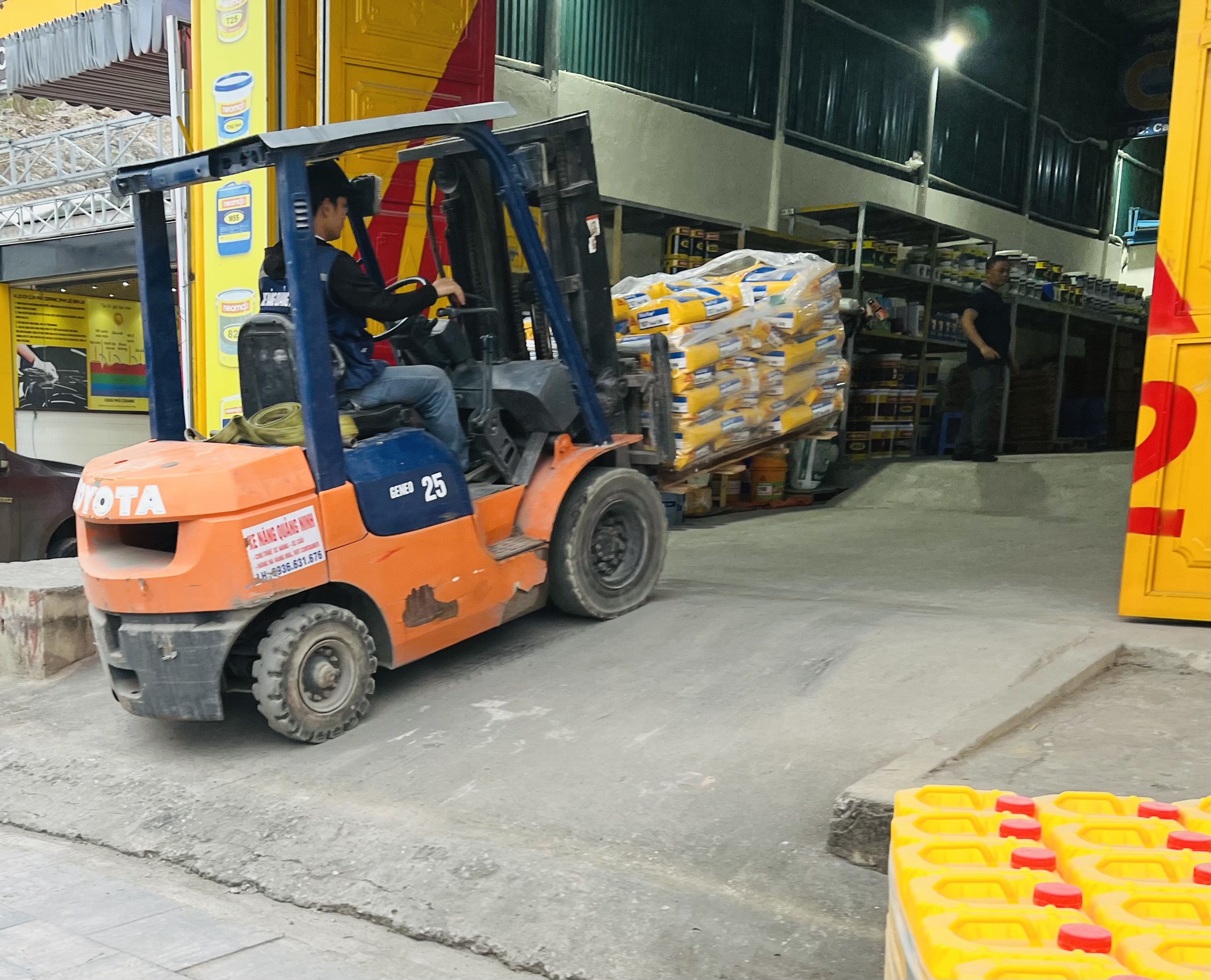 Xe nâng tiêu chuẩn nhập khẩu chất lượng từ các hãng nổi tiếng như Toyota, Mitsubishi, TCM, Komatsu về sẵn tại Quảng Ninh.