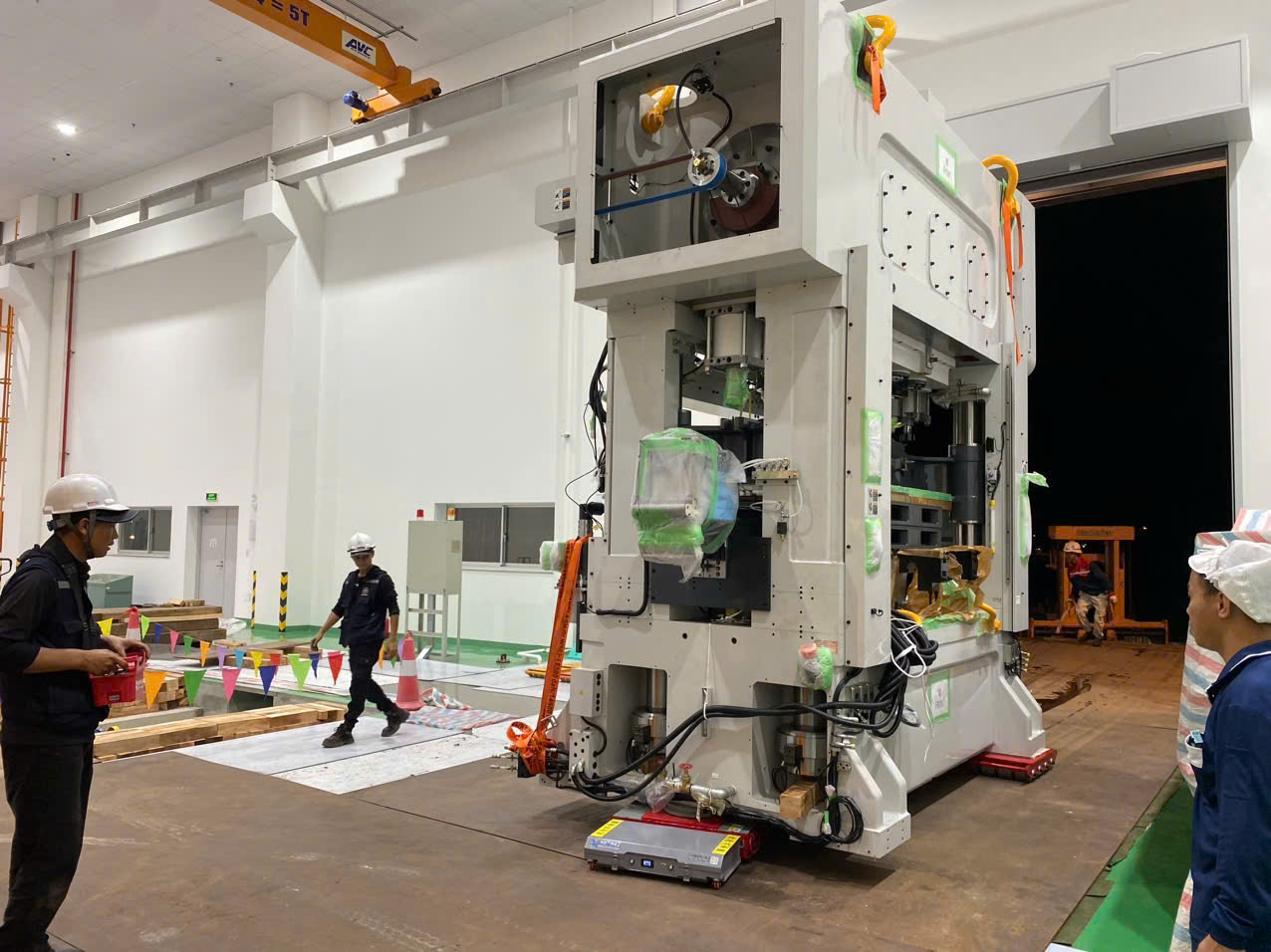 DỊCH VỤ XE NÂNG DỠ HÀNG MÁY DẬP, DI CHUYỂN VÀO VỊ TRÍ CHỈ ĐỊNH THEO YÊU CẦU TẠI KCN AMATA SÔNG KHOAI, TX. QUẢNG YÊN, QUẢNG NINH