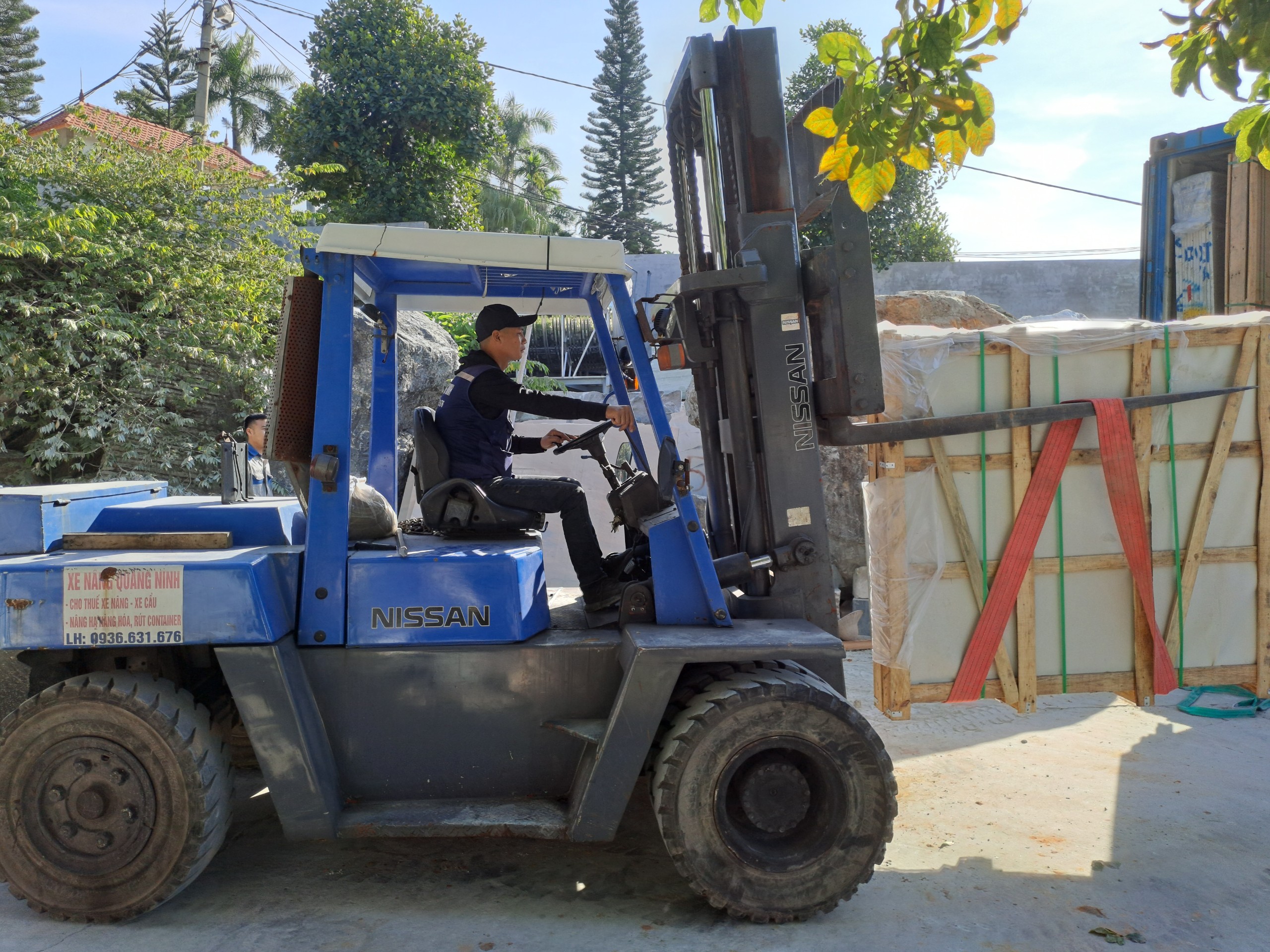 MUA XE MỚI VÀ THUÊ XE NÂNG - ĐÂU LÀ GIẢI PHÁP PHÙ HỢP VỚI DOANH NGHIỆP
