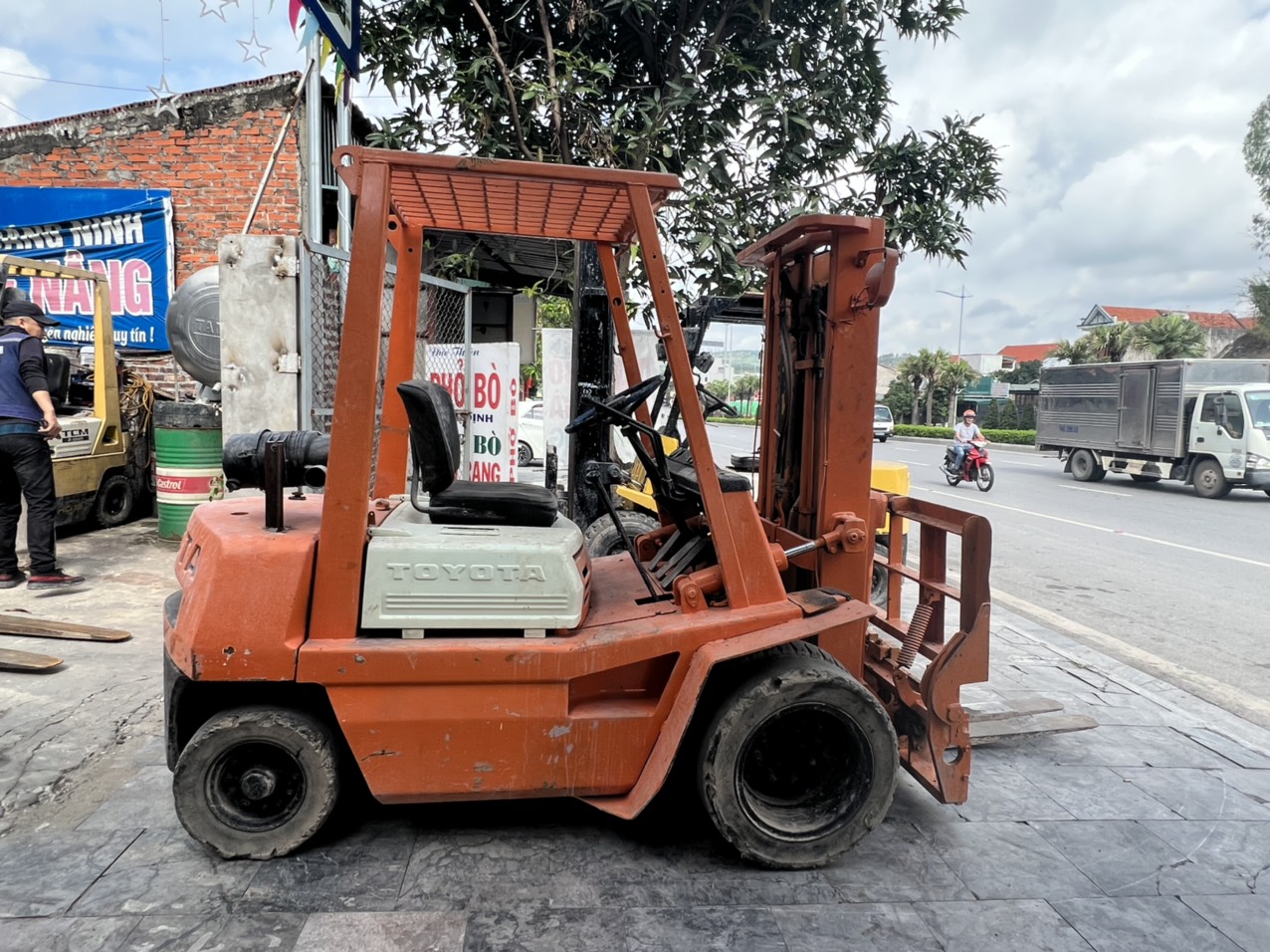 BÁN XE XE NÂNG TOYOTA CÓ SẴN
