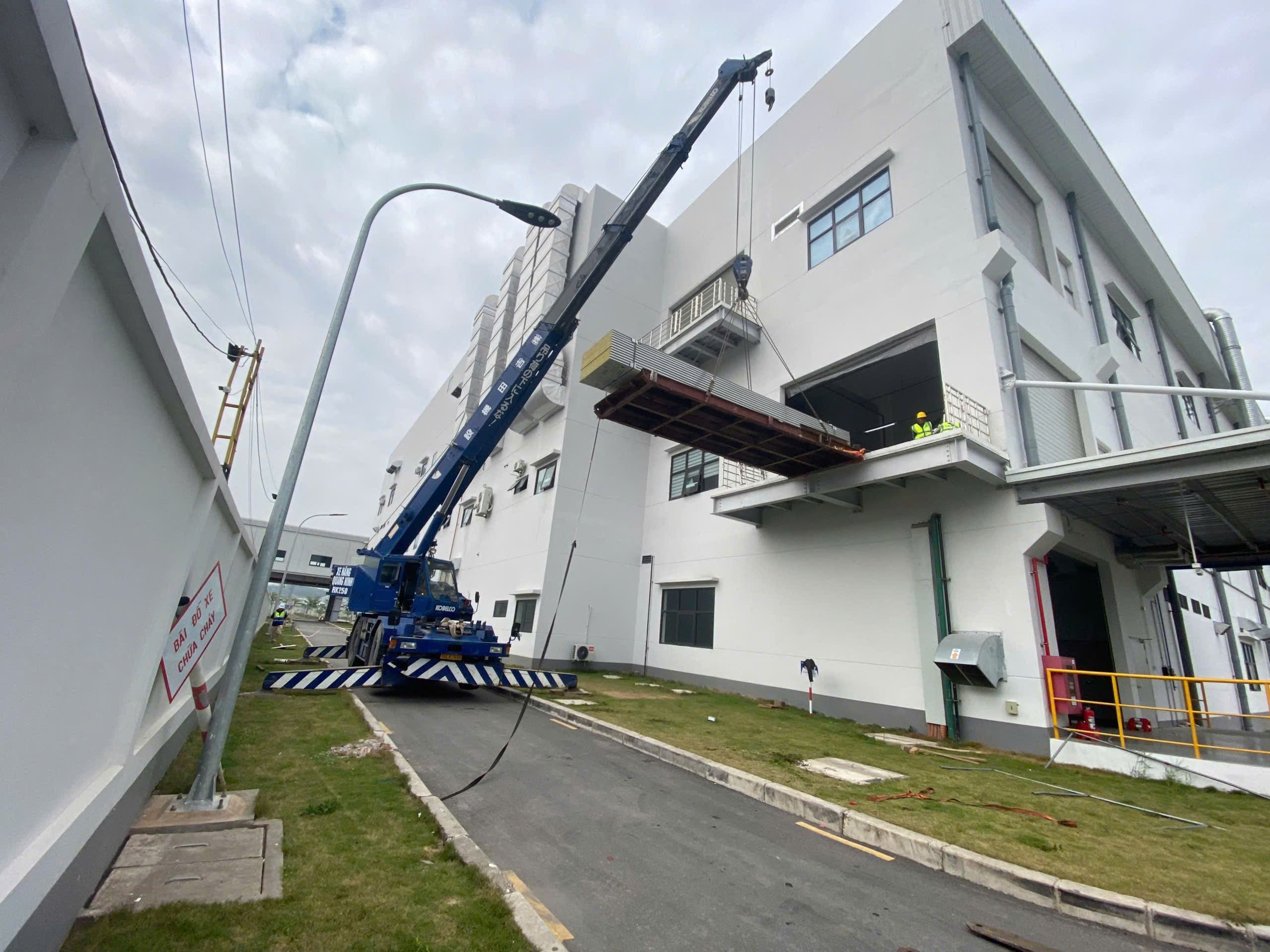 Cho Thuê Xe Cẩu Phục Vụ Cẩu Hàng Giá Rẻ Tại Khu Công Nghiệp Nam Tiền Phong, Quảng Ninh