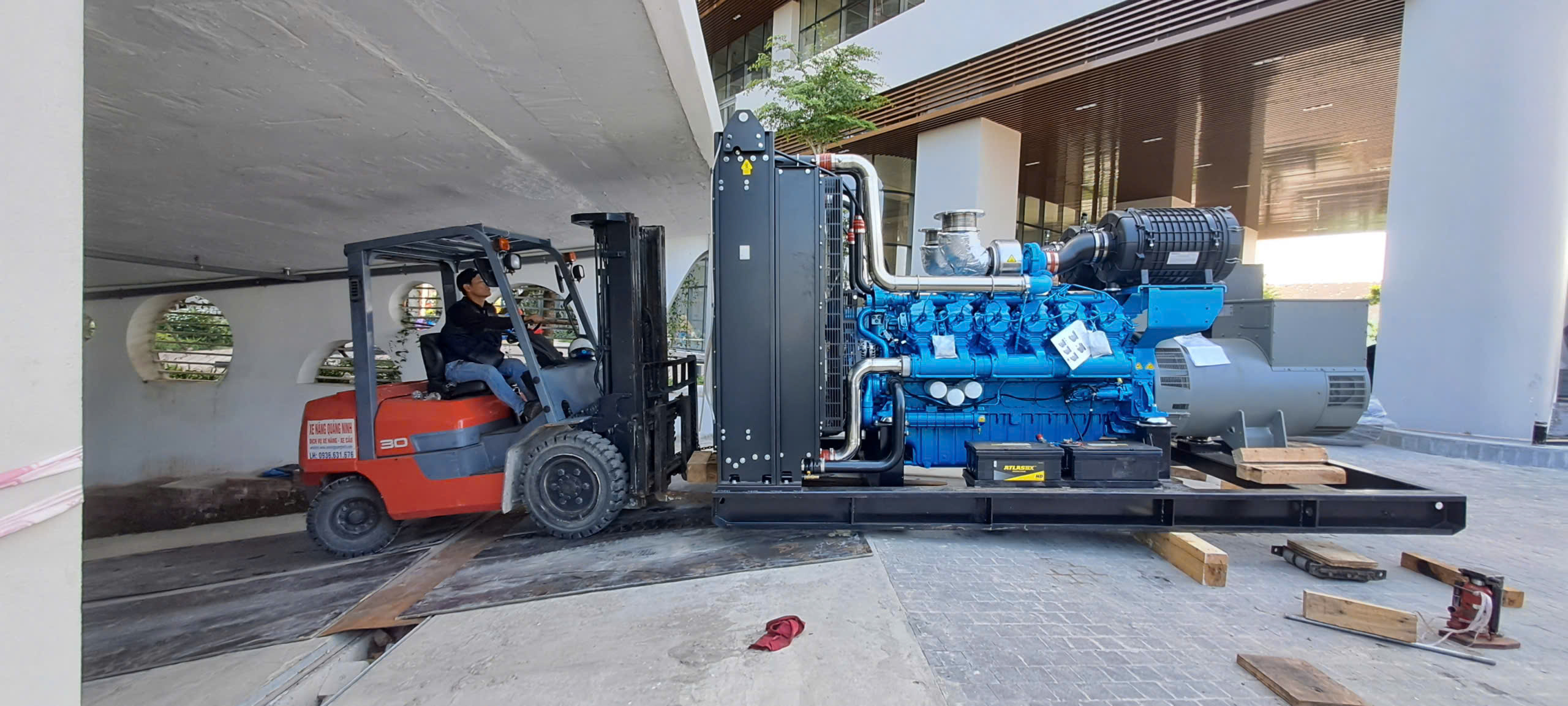 DỊCH VỤ XE NÂNG DỠ HÀNG MÁY PHÁT ĐIỆN, CHUYỂN XUỐNG HẦM, ĐẶT LÊN BỆ TẠI KCN AMATA SÔNG KHOAI, TX. QUẢNG YÊN, QUẢNG NINH