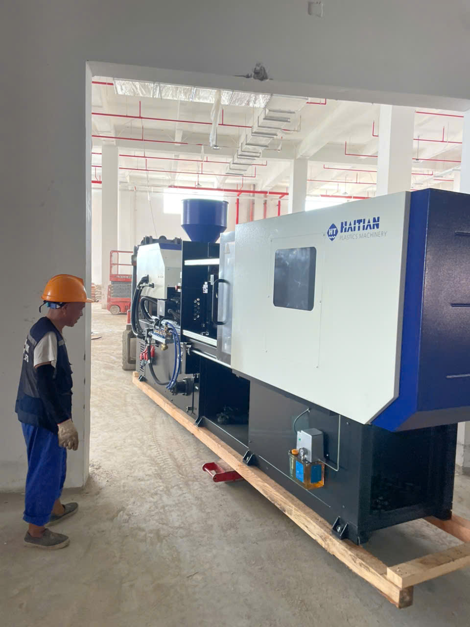 Dịch Vụ Xe Nâng Giá Rẻ Dỡ Hàng Máy Ép Nhựa Tại KCN Bắc Tiền Phong, Quảng Ninh