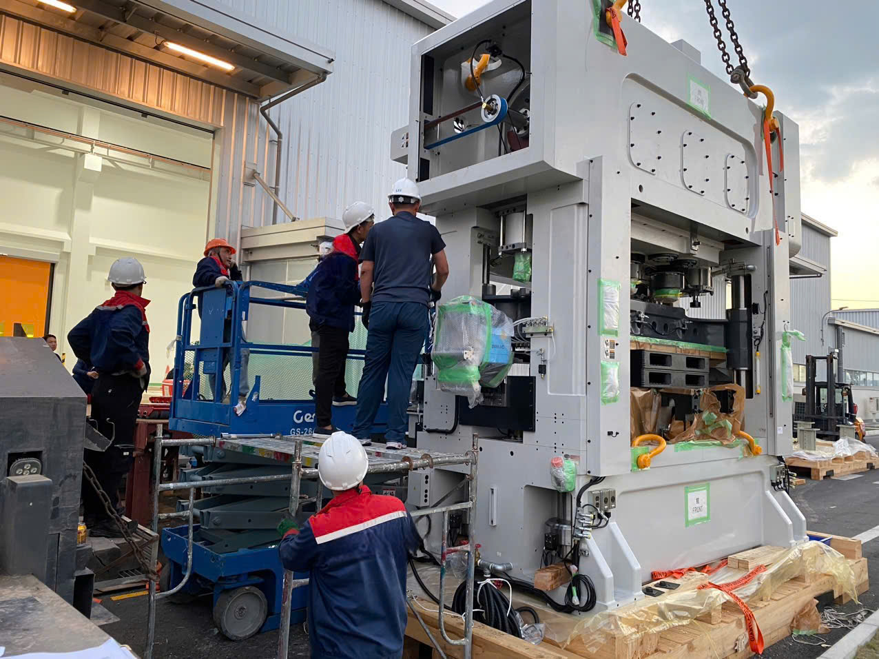 Cho thuê xe nâng nâng hạ và di chuyển máy dập tại KCN Amata Sông Khoai, Quảng Ninh