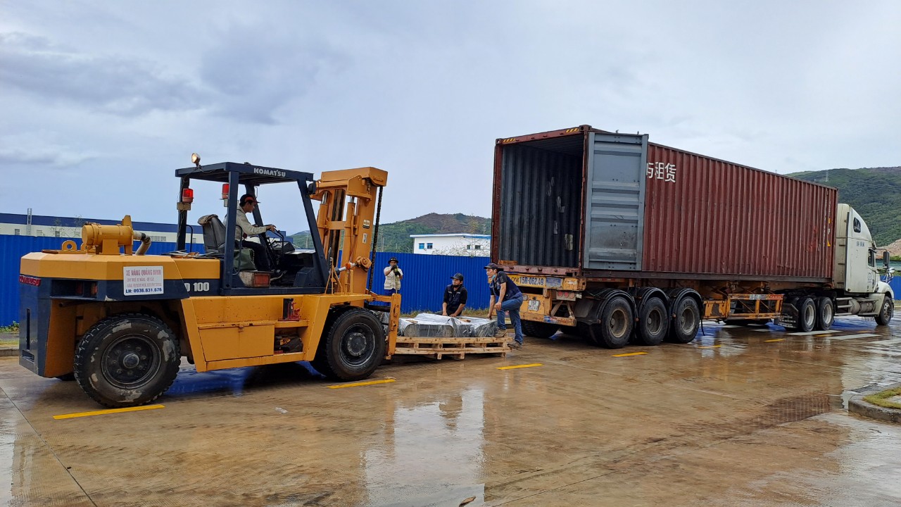 Dịch vụ cho thuê xe nâng đóng, rút hàng Container tại Quảng Ninh